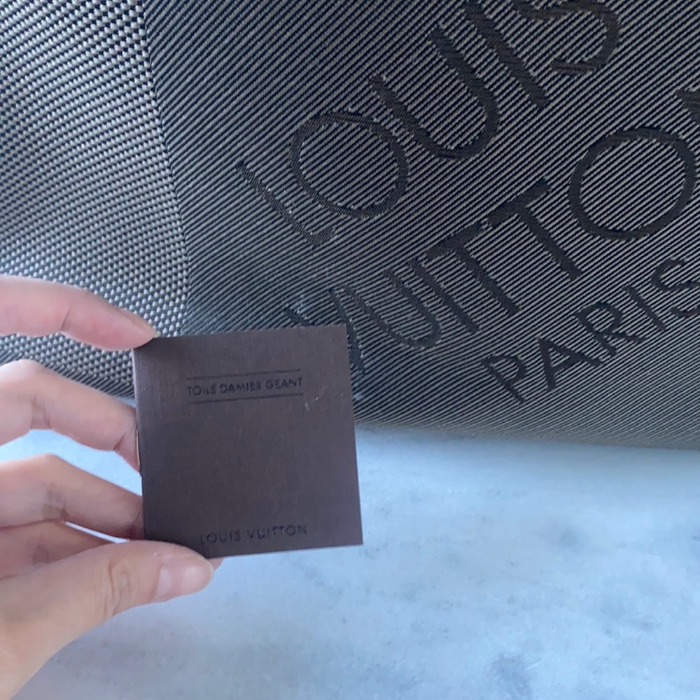 LOUIS VUITTON
Terre Damier Associe GM Messenger